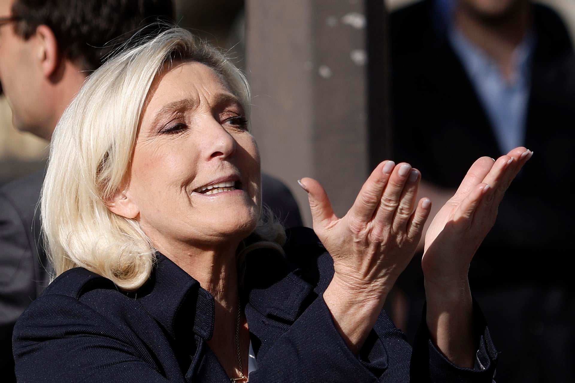 Marine Le Pen lanza un contundente mensaje ante miles de simpatizantes: "No voy a bajar los brazos" Marine Le Pen lanza un contundente mensaje ante miles de simpatizantes: "No voy a bajar los brazos"