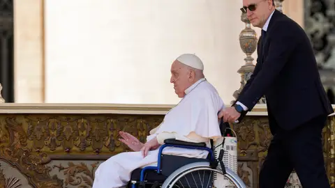 El papa Francisco reaparece por sorpresa este domingo en la plaza de San Pedro, en El Vaticano.