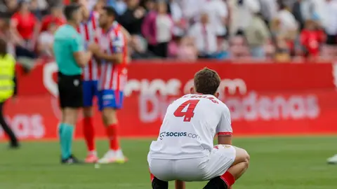 Kike Salas, de espaldas, observa la conversación de los jugadores del Atlético con el árbitro.