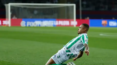 El defensa brasileño del Betis, Natan, celebra el primer gol de su equipo durante el encuentro correspondiente a la jornada 30 de Laliga EA Sports que disputaron FC Barcelona y Betis en el Estadio Olímpico Lluis Companys de Barcelona. El defensa brasileño del Betis, Natan, celebra el primer gol de su equipo durante el encuentro correspondiente a la jornada 30 de Laliga EA Sports que disputaron FC Barcelona y Betis en el Estadio Olímpico Lluis Companys de Barcelona.