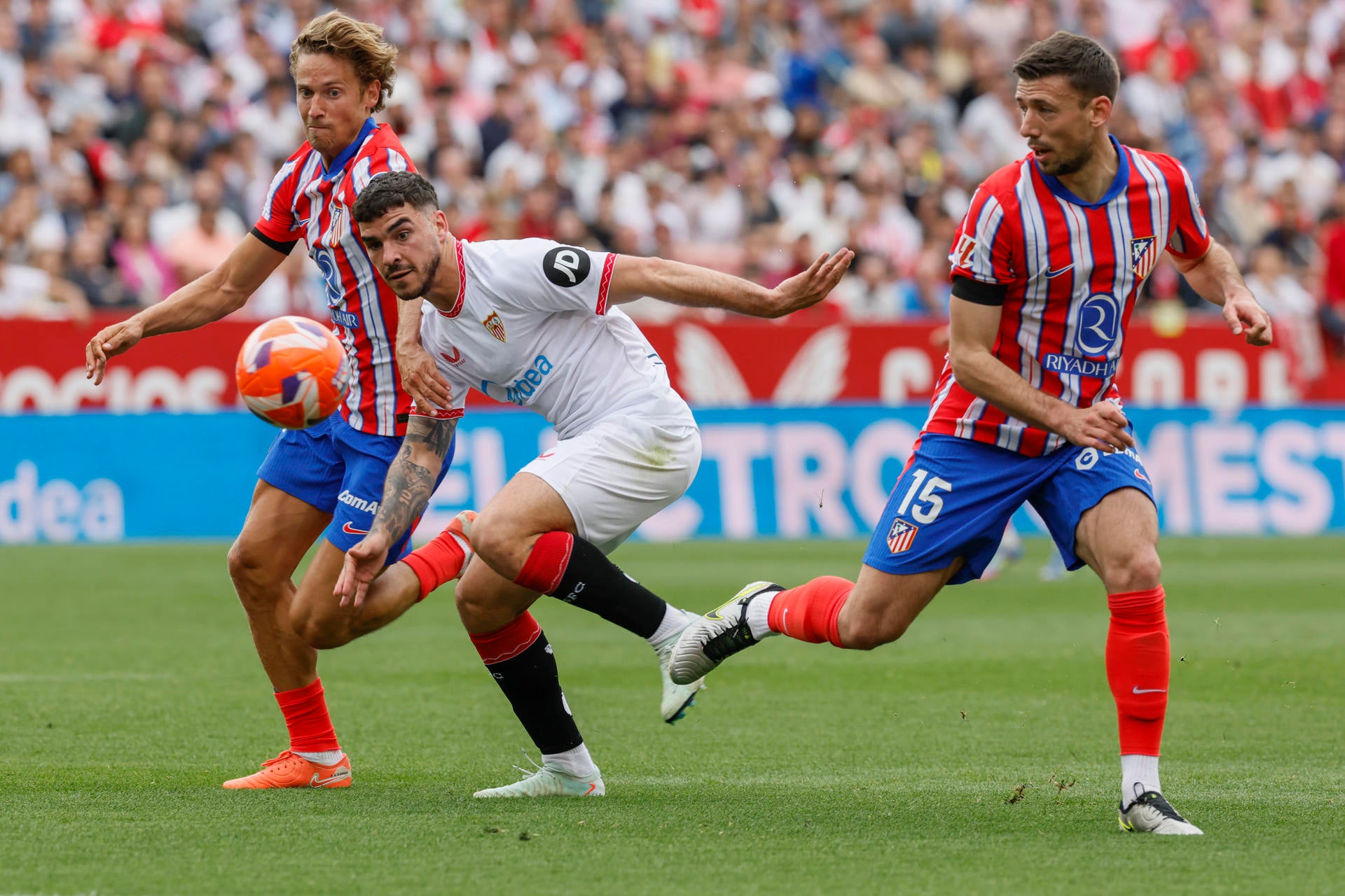El Atlético supera al Sevilla gracias a un gol de Barrios El Atlético supera al Sevilla gracias a un gol de Barrios