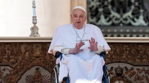 El Papa reaparece en la plaza de San Pedro por primera vez desde su enfermedad El Papa reaparece en la plaza de San Pedro por primera vez desde su enfermedad