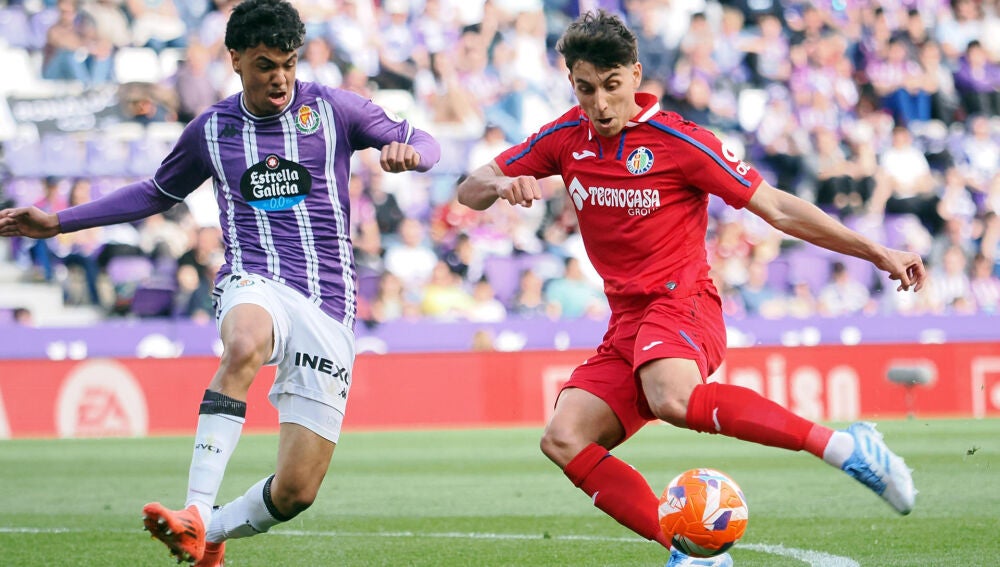  El delantero del Getafe, Ramón Terrats (d), con el balón ante el defensor del Valladolid