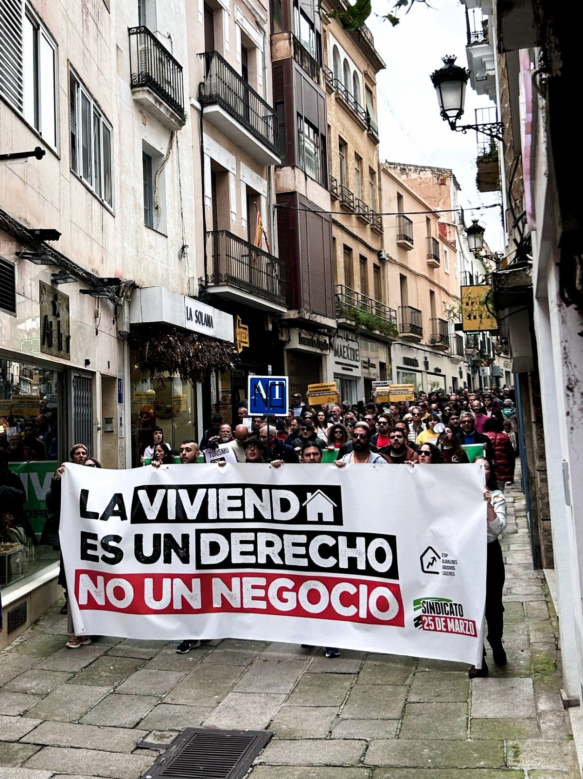 Alrededor de un centenar de personas se manifiestan para que Cáceres sea zona tensionada Alrededor de un centenar de personas se manifiestan para que Cáceres sea zona tensionada