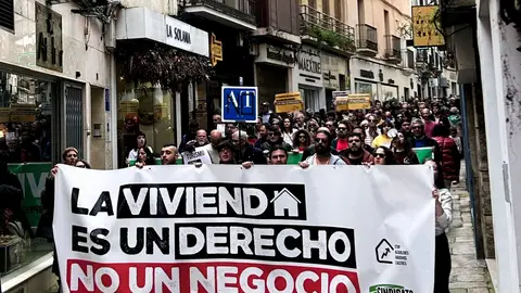 Alrededor de un centenar de personas se manifiestan para que Cáceres sea zona tensionada Alrededor de un centenar de personas se manifiestan para que Cáceres sea zona tensionada