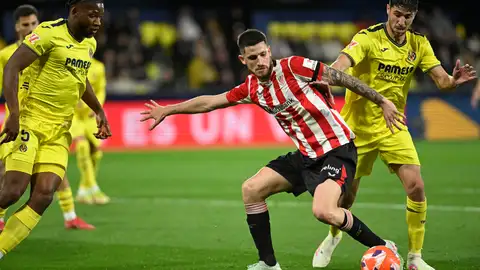 El centrocampista del Athletic Club, Oihan Sancet (c), disputa el balón ante el centrocampista del Villarreal, Santi Comesaña