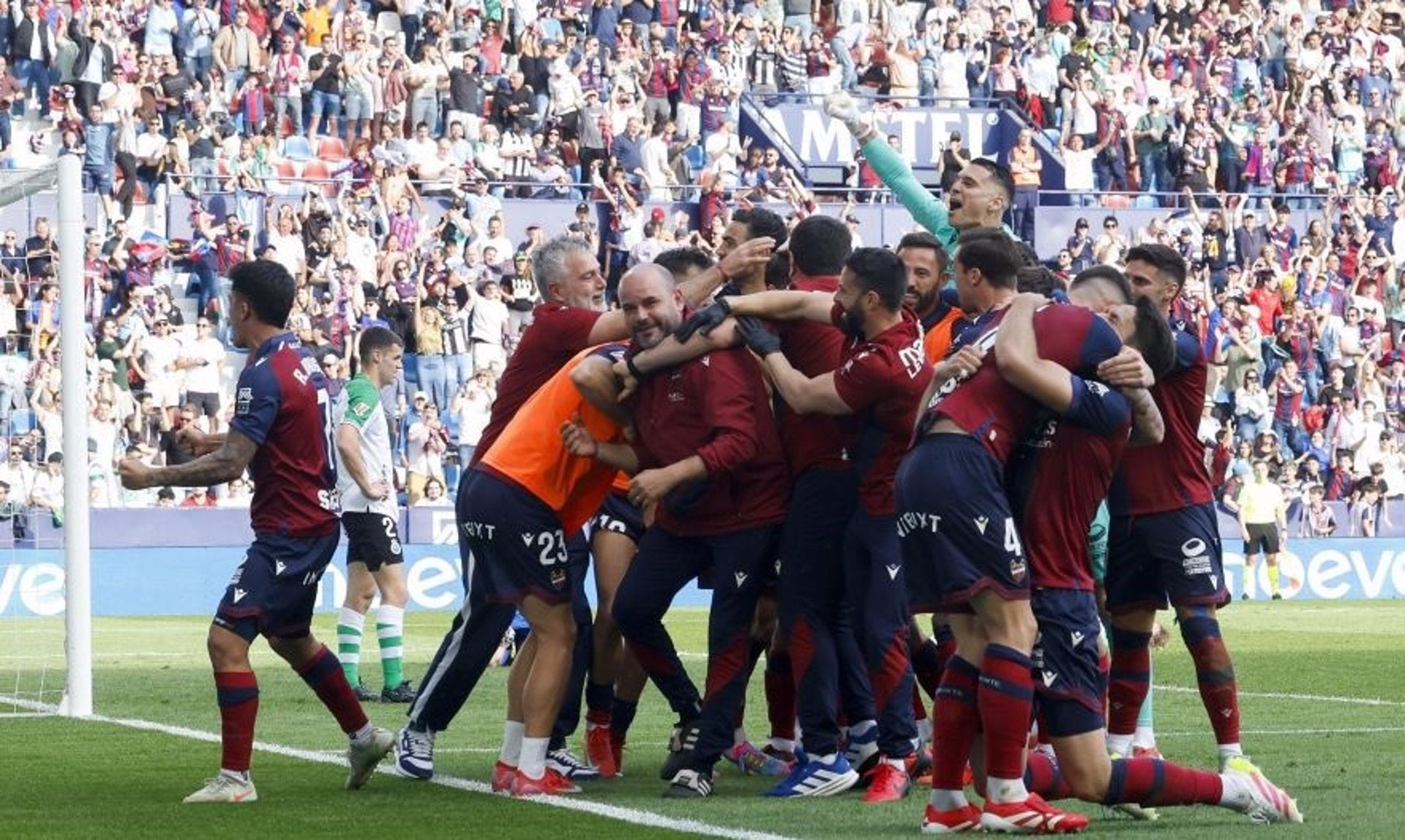 Elche y Levante viven dos finales por el ascenso ante Granada y Oviedo Elche y Levante viven dos finales por el ascenso ante Granada y Oviedo