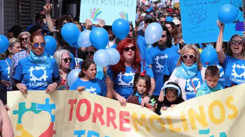 Una marea azul inunda Torremolinos para visibilizar el autismo Autismo