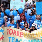 Una marea azul inunda Torremolinos para visibilizar el autismo Una marea azul inunda Torremolinos para visibilizar el autismo