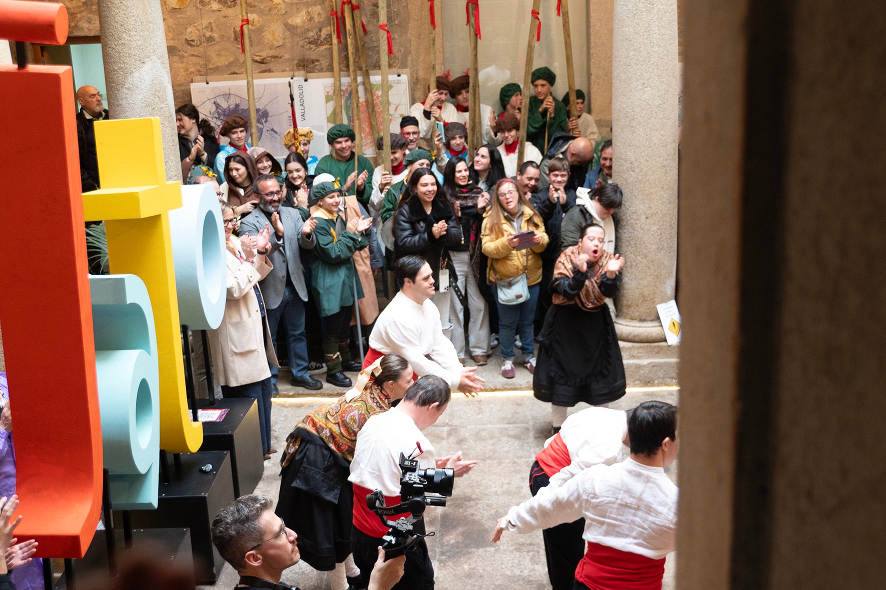 Un aplauso multitudinario en la Plaza Mayor y desfiles de moda tradicional y sostenible cerraban JATO 2025 Un aplauso multitudinario en la Plaza Mayor y desfiles de moda tradicional y sostenible cerraban JATO 2025