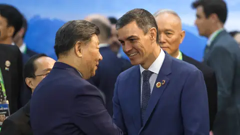 El presidente del gobierno de España, Pedro Sánchez (d), en una imagen de archivo saludando al presidente chino, Xi Jinping (i). El presidente del gobierno de España, Pedro Sánchez (d), en una imagen de archivo saludando al presidente chino, Xi Jinping (i).