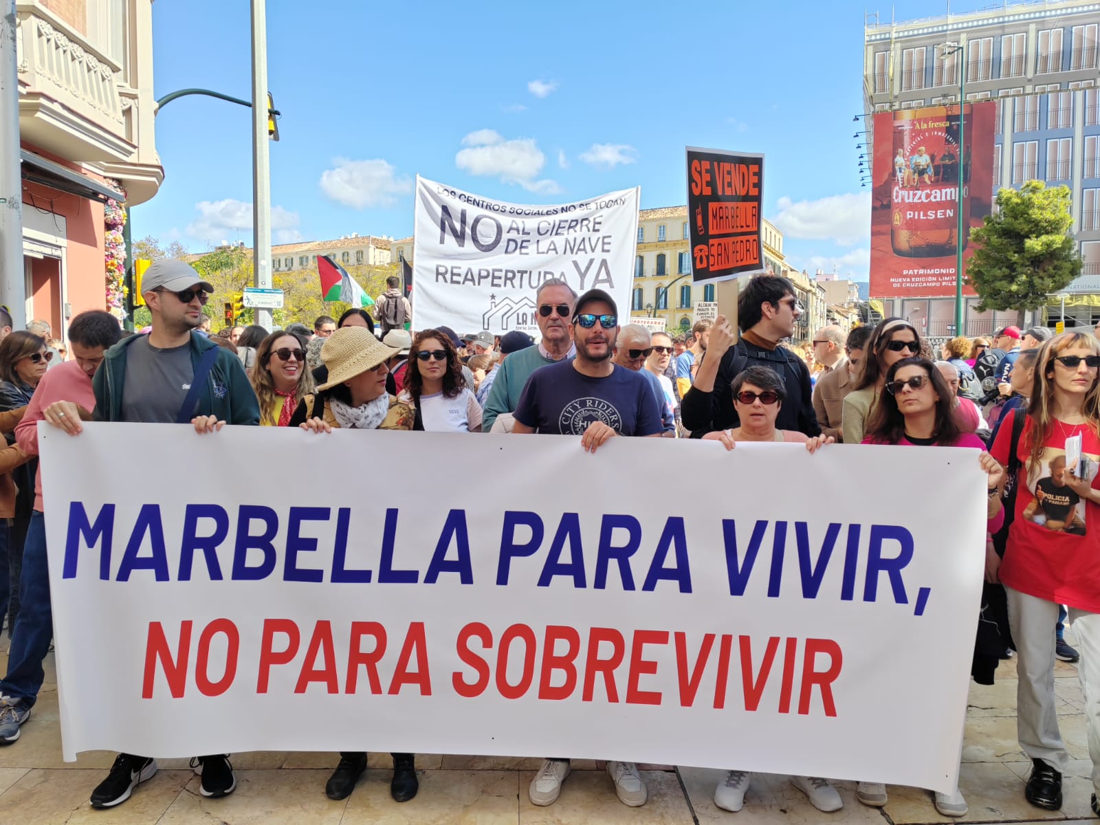 Un centenar de marbellíes acuden a la manifestación por una vivienda digna Un centenar de marbellíes acuden a la manifestación por una vivienda digna