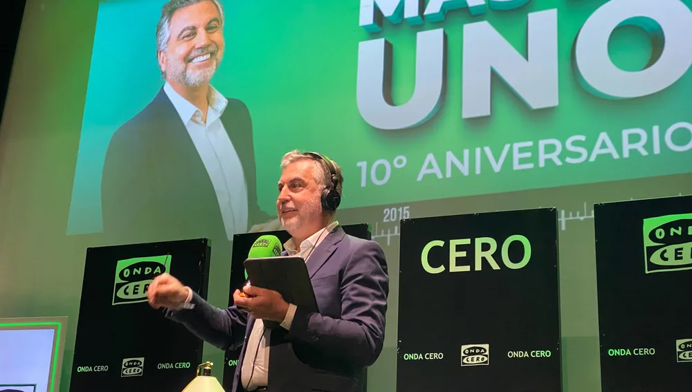 Carlos Alsina, durante su monólogo en el especial Más de uno desde el teatro Pavón/ Verónica del Castillo Carlos Alsina, durante su monólogo en el especial Más de uno desde el teatro Pavón/ Verónica del Castillo