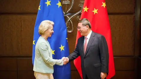La presidenta de la comisión Europea, Ursula von der leyen, saluda al primer ministro chino, Li Qiang en una imagen de archivo La presidenta de la comisión Europea, Ursula von der leyen, saluda al primer ministro chino, Li Qiang en una imagen de archivo/ Europa Press