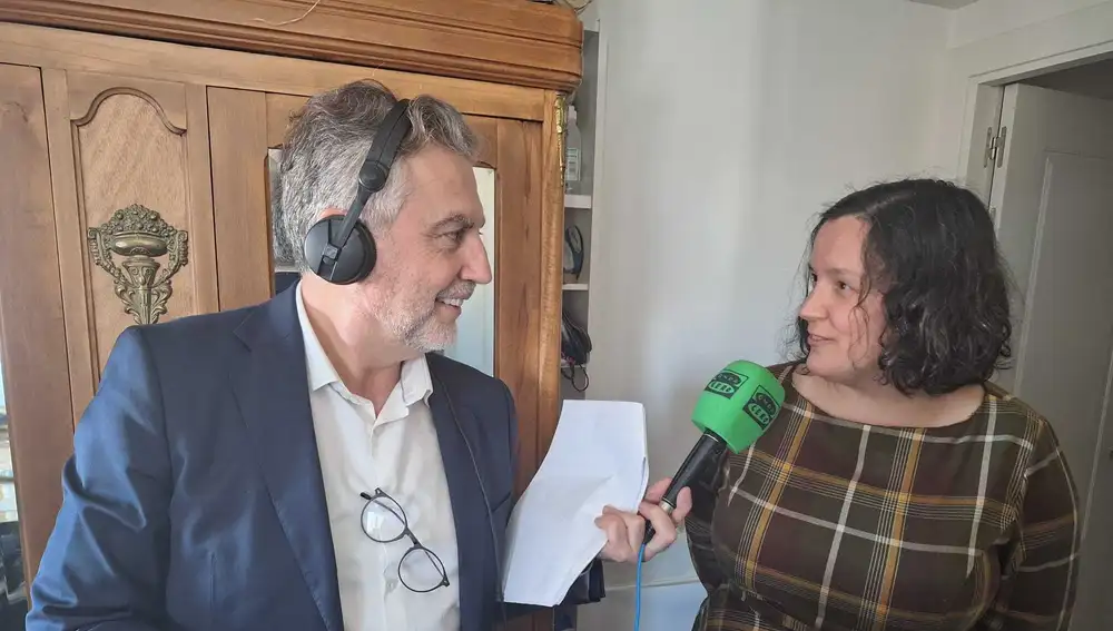 Carlos Alsina con Marta, la vecina de embajadores que le ha abierto las puertas de su casa Carlos Alsina con Marta, la vecina de embajadores que le ha abierto las puertas de su casa