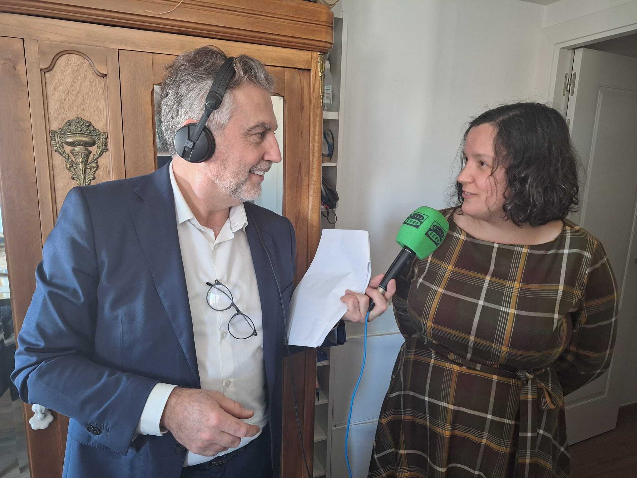 Carlos visita a Marta, oyente del programa: "La practicidad de la radio es que puedes hacer tu vida mientras haces otras cosas" Carlos visita a Marta, oyente del programa: "La practicidad de la radio es que puedes hacer tu vida mientras haces otras cosas"
