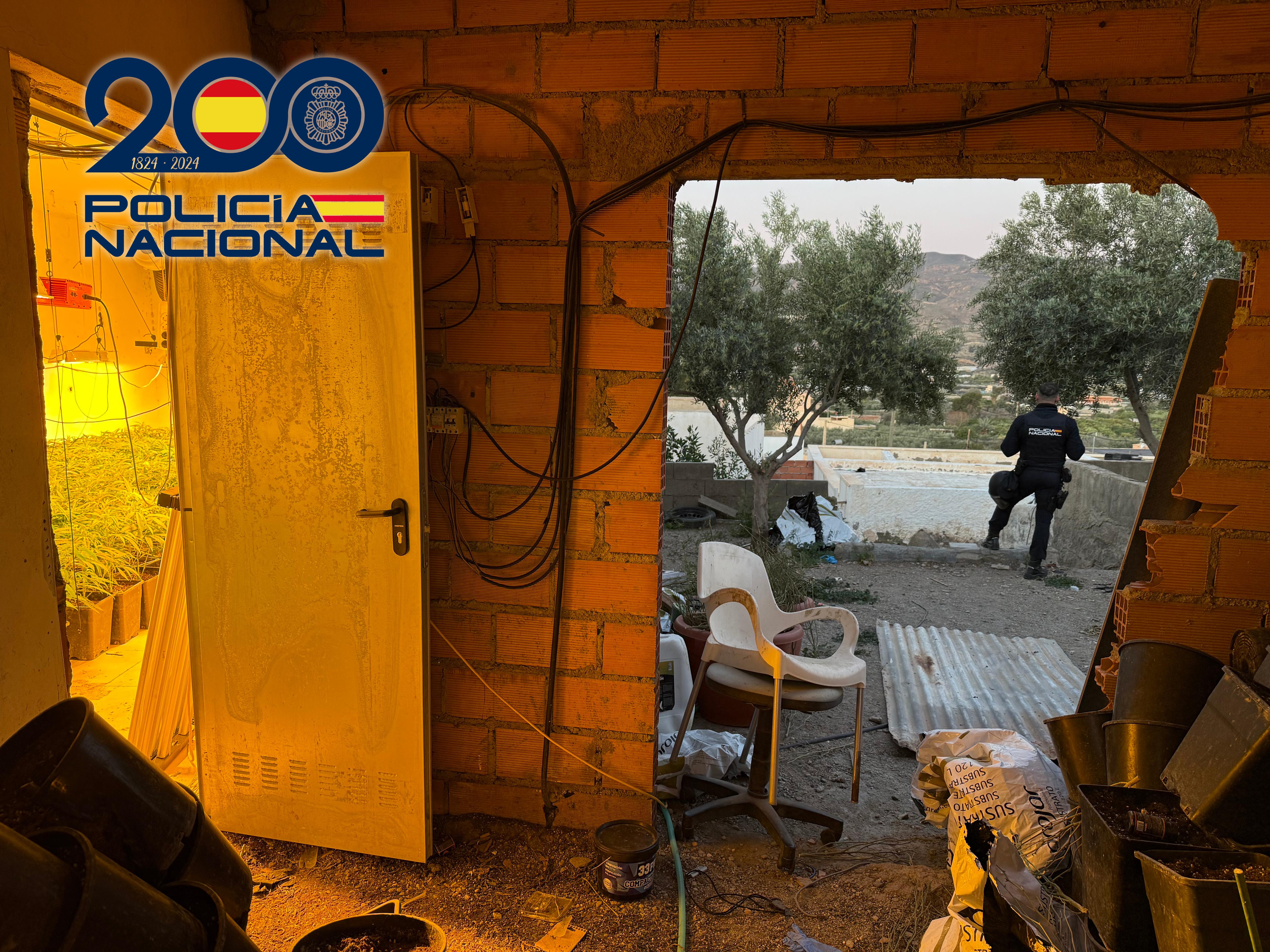 Más de 300 agentes de distintas unidades de la Policía Nacional participan en una operación contra el tráfico de armas y drogas en el Bajo Andarax Más de 300 agentes de distintas unidades de la Policía Nacional participan en una operación contra el tráfico de armas y drogas en el Bajo Andarax