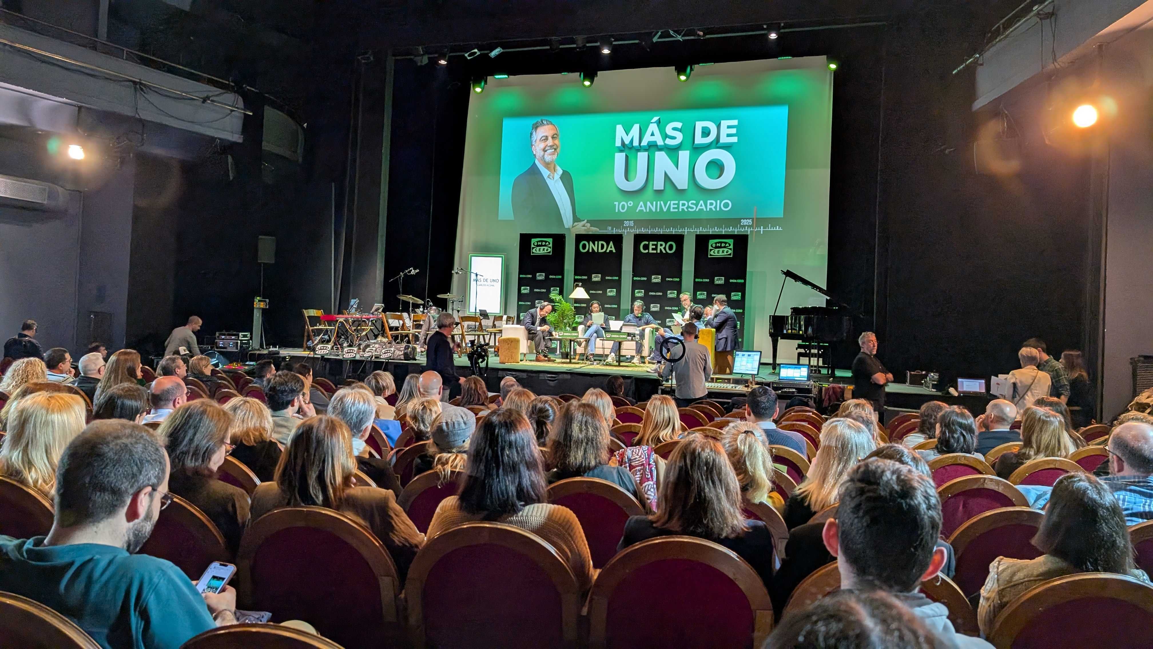 Carlos Alsina recuerda entrevistas y momentos míticos en el Más de uno 10º aniversario: radio en la calle, música en directo, humor y mucha emoción Carlos Alsina recuerda entrevistas y momentos míticos en el Más de uno 10º aniversario: radio en la calle, música en directo, humor y mucha emoción