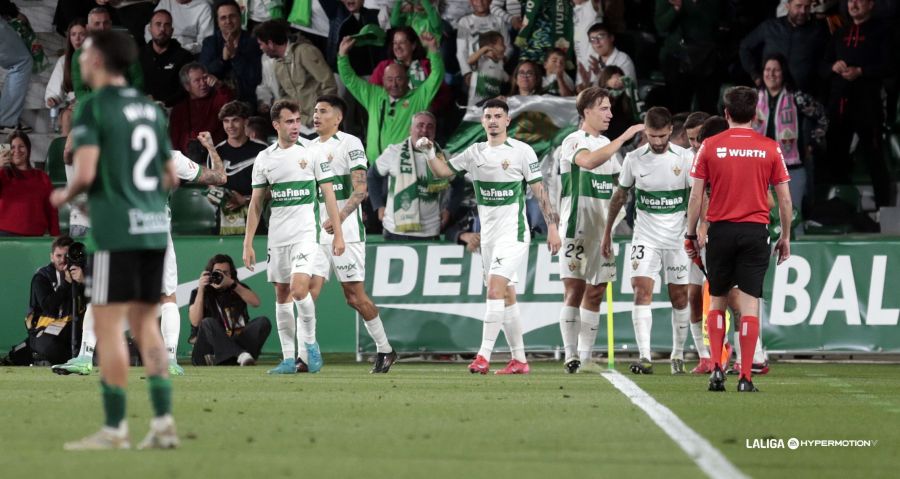 El Elche CF vuelve este sábado a los entrenamientos con Josan renovado e interés en Santiago Simón El Elche CF vuelve este sábado a los entrenamientos con Josan renovado e interés en Santiago Simón