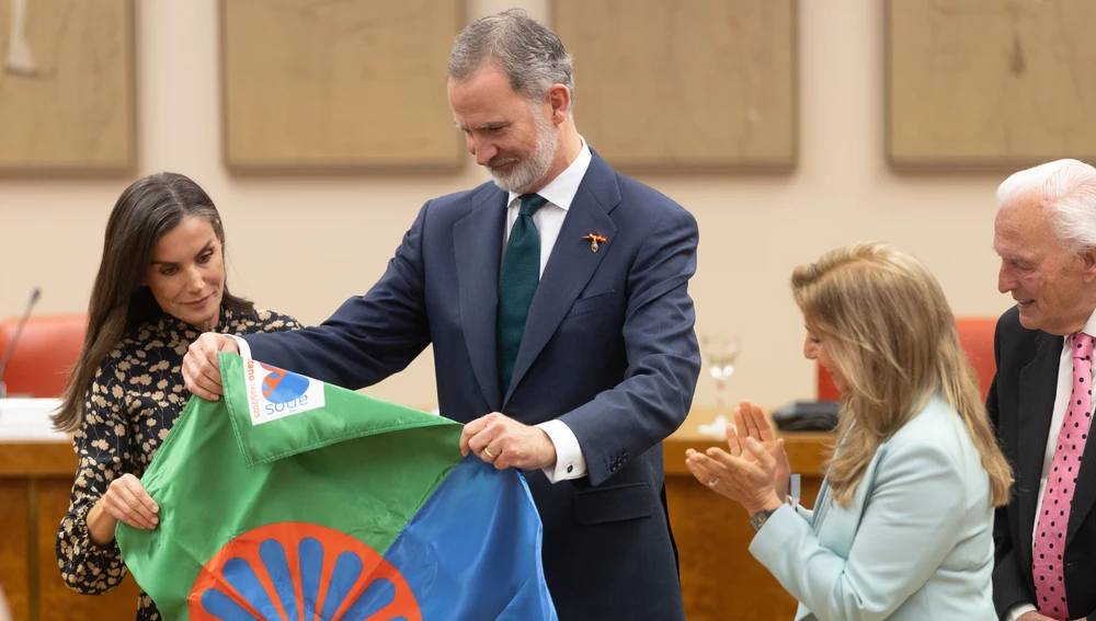 Los Reyes en el momento de la entrega de la bandera del pueblo gitano Los Reyes en el momento de la entrega de la bandera del pueblo gitano