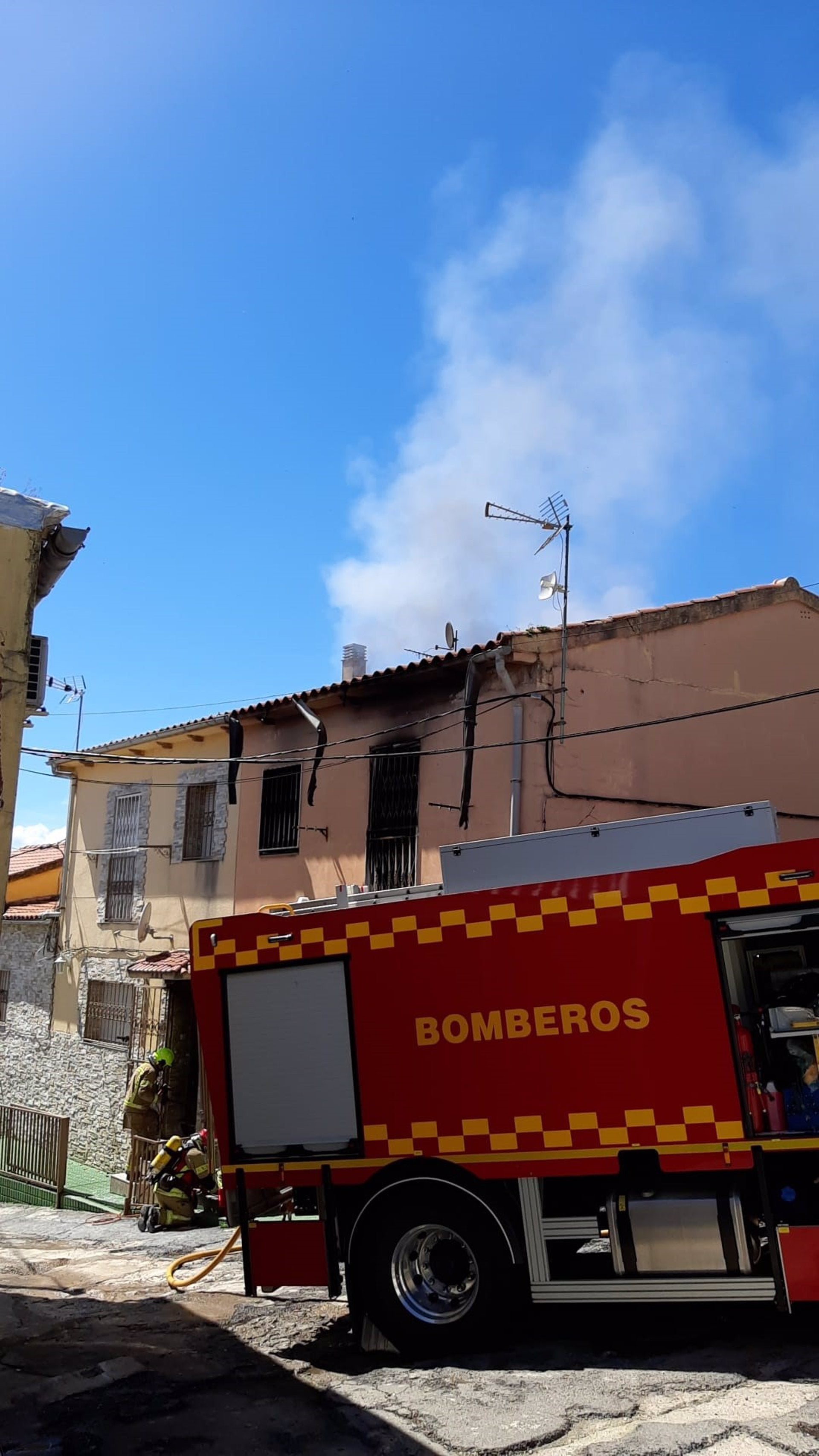 Bomberos intervienen en la extinción de un incendio en el barrio de San Lázaro de Plasencia Bomberos intervienen en la extinción de un incendio en el barrio de San Lázaro de Plasencia