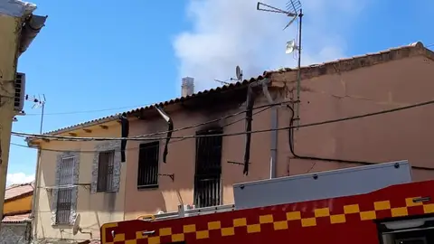 Bomberos intervienen en la extinción de un incendio en el barrio de San Lázaro de Plasencia Bomberos intervienen en la extinción de un incendio en el barrio de San Lázaro de Plasencia