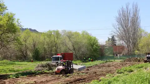 Arranca la construcción del aparcamiento demandado por los vecinos del barrio alcalaíno de Nuestra Señora de Belén Parcela de la Finca Dehesa del Batán de Alcalá de Henares donde se está construyendo un aparcamiento