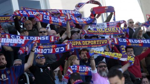 La afición del Eldense, en el choque contra el Burgos en el Nuevo Pepico Amat.