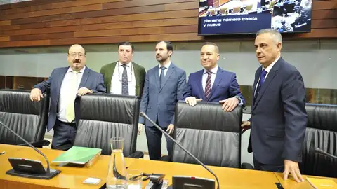 La Asamblea de Extremadura debate este jueves las propuestas de Vox para rebajar la 'tasa Enresa' y derogar la Ley LGTBI La Asamblea de Extremadura debate este jueves las propuestas de Vox para rebajar la 'tasa Enresa' y derogar la Ley LGTBI