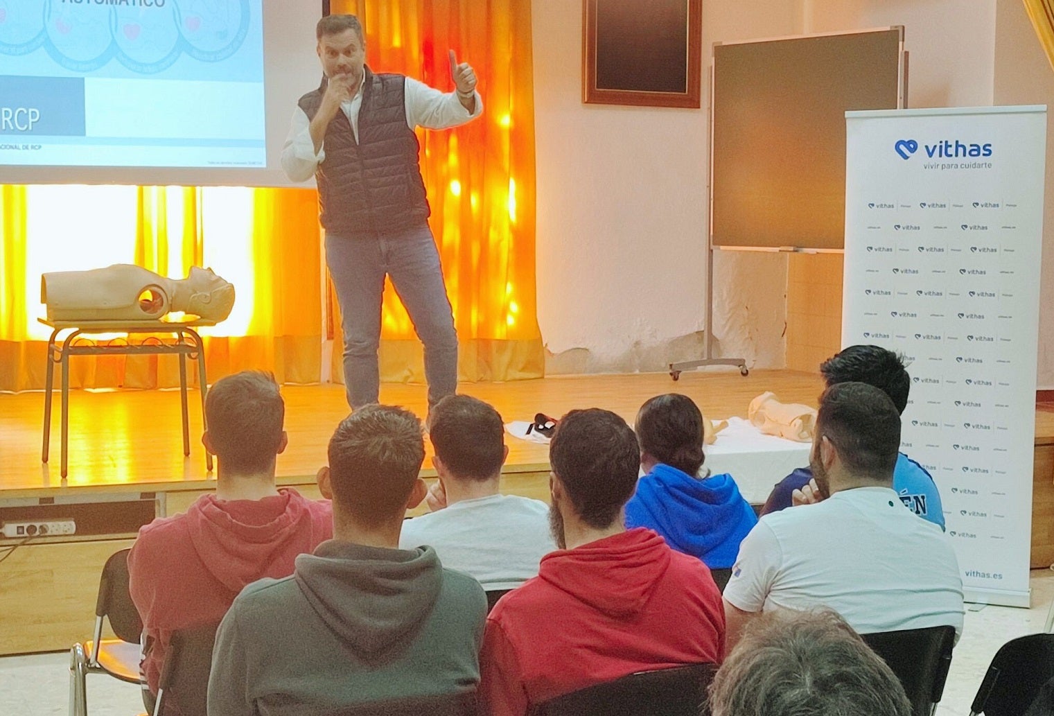 El programa Vithas Aula Salud Colegios forma en RCP a profesores del Colegio San Juan de Dios y entrenadores del CD La Goleta El programa Vithas Aula Salud Colegios forma en RCP a profesores del Colegio San Juan de Dios y entrenadores del CD La Goleta