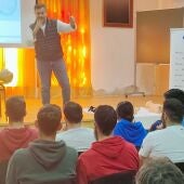 El programa Vithas Aula Salud Colegios forma en RCP a profesores del Colegio San Juan de Dios y entrenadores del CD La Goleta