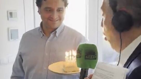 Carlos Alsina sopla las velas con motivo del 10º aniversario de Más de Uno