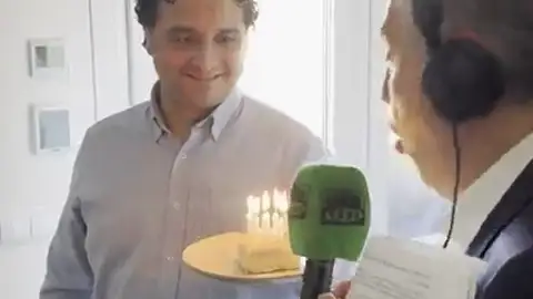 Carlos Alsina sopla las velas con motivo del 10º aniversario de Más de Uno Carlos Alsina sopla las velas con motivo del 10º aniversario de Más de Uno