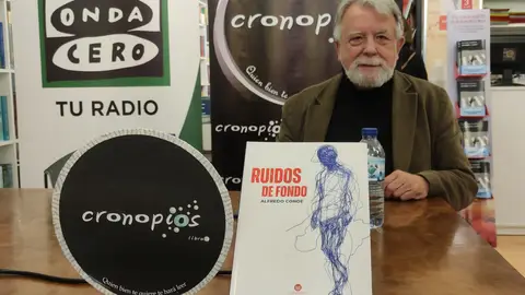 Alfredo Conde en la librería Cronopios de Pontevedra Entre micros y libros