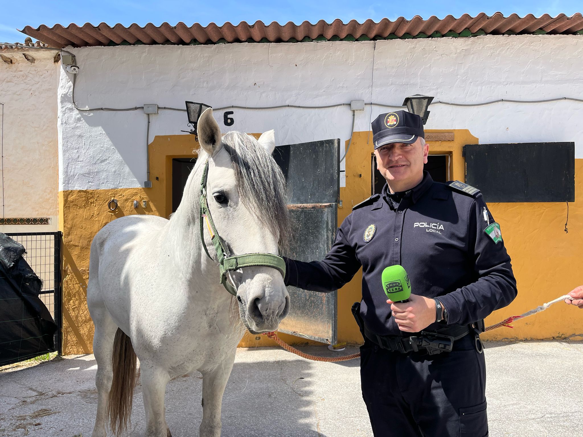 Conectamos con el Escuadrón de Caballería de la Policía Local Conectamos con el Escuadrón de Caballería de la Policía Local