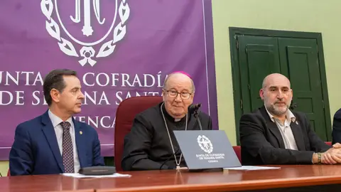 El obispo de Cuenca, en el centro, junto al presidente de la Junta de Cofradías (izq) y el concejal de Festejos El obispo de Cuenca, en el centro, junto al presidente de la Junta de Cofradías (izq) y el concejal de Festejos
