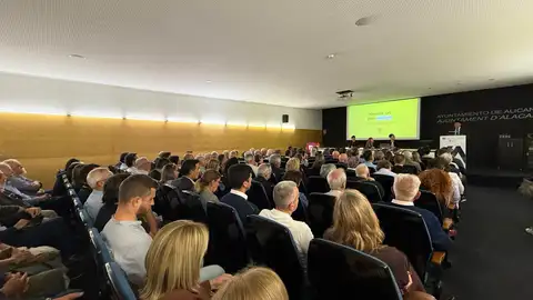 La sala del edificio Puerta Ferrisa completa de asistentes La sala del edificio Puerta Ferrisa completa de asistentes