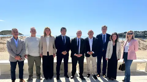 El ministro de Industria y Turismo, Jordi Hereu, acompañado del Conseller de Turismo, Jaume Bauzá, el Alcalde de Calvià, Juan Antonio Amenguas y otras autoridades, durante su visita a las obras de mejora realizadas en el Paseo Marítimo de Magaluf, Calvià, Mallorca. El ministro de Industria y Turismo, Jordi Hereu, acompañado del Conseller de Turismo, Jaume Bauzá, el Alcalde de Calvià, Juan Antonio Amenguas y otras autoridades, durante su visita a las obras de mejora realizadas en el Paseo Marítimo de Magaluf, Calvià, Mallorca.