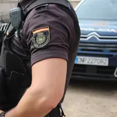 Un agente de Policía Nacional Un agente de Policía Nacional