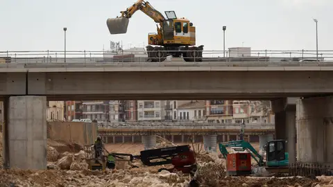 Trabajos del primer puente reconstruido sobre el barranco del Poyo tras la dana del 29 de octubre, en una imagen reciente. Trabajos del primer puente reconstruido sobre el barranco del Poyo tras la dana del 29 de octubre, en una imagen reciente.