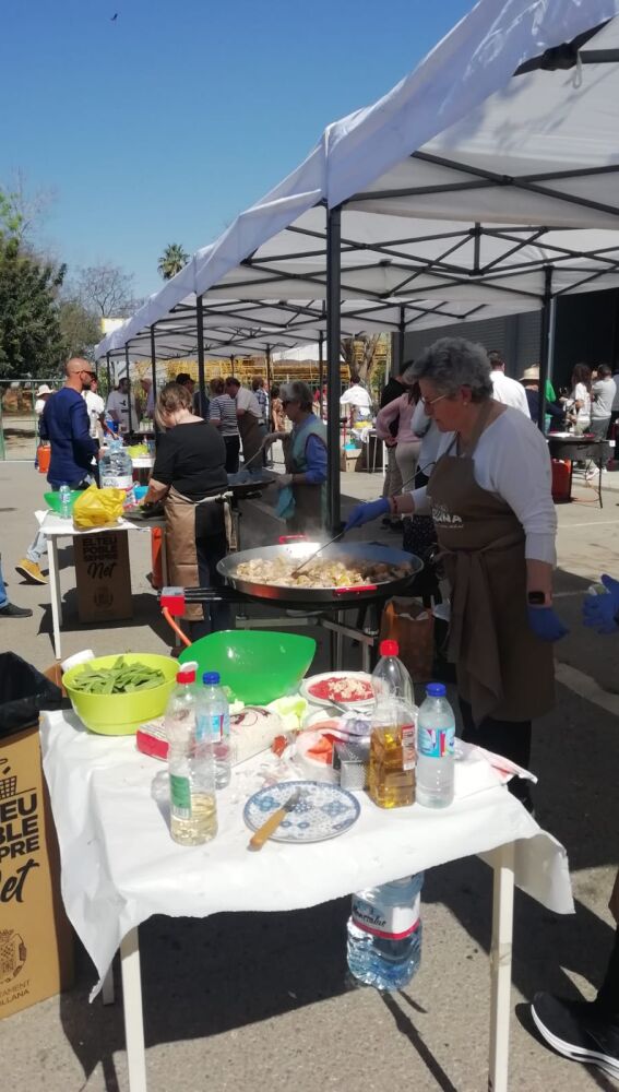 Cocinando las paellas en Sollana