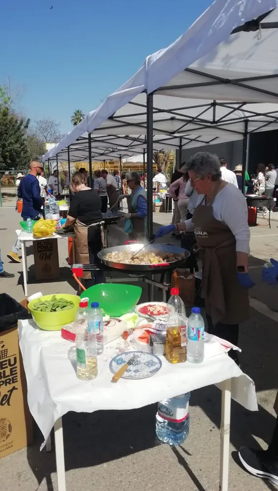 Cocinando las paellas en Sollana Cocinando las paellas en Sollana