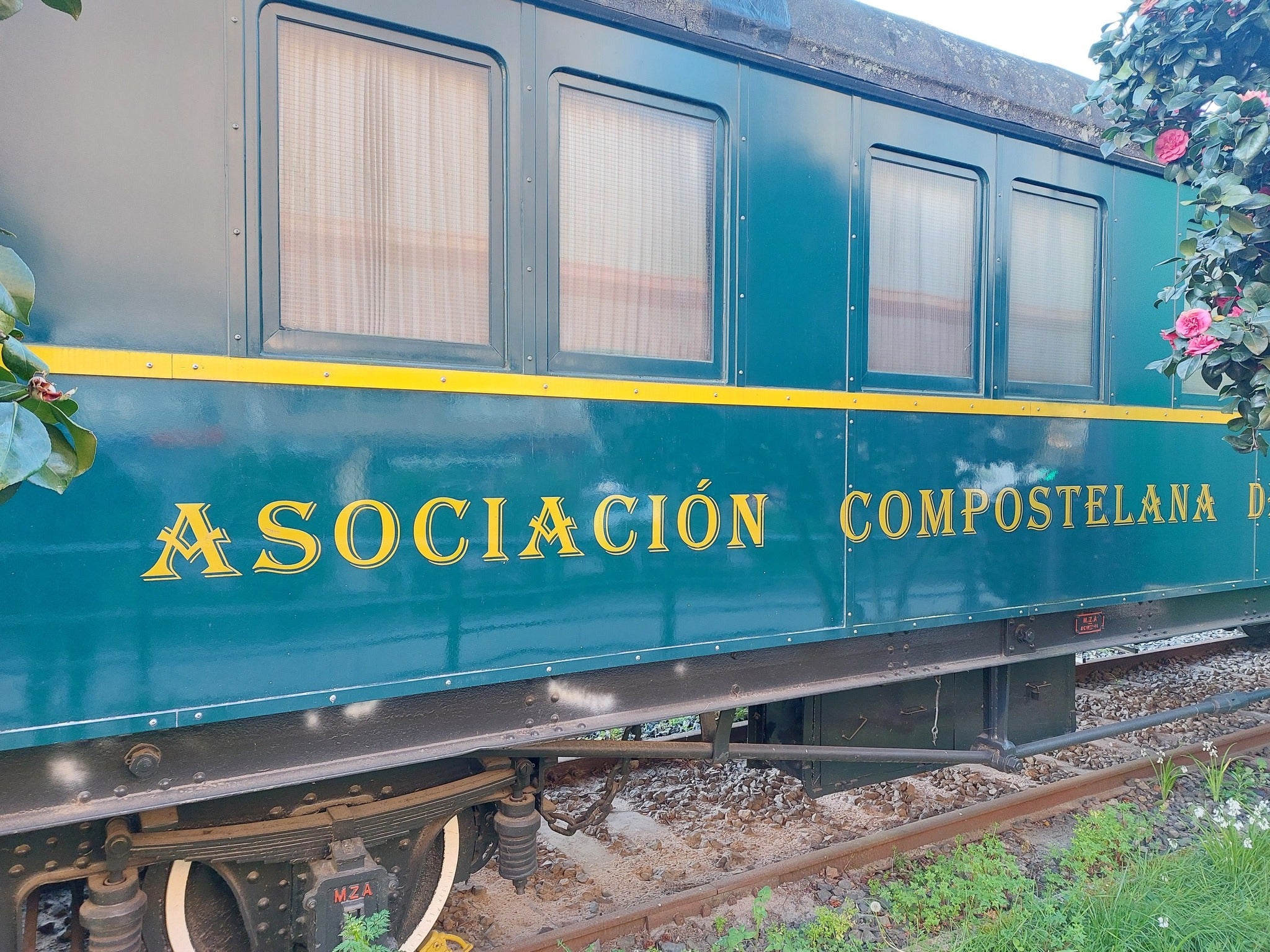 La limpieza de la pintada del vagón Verderón le costó 1.200 euros a la Asociación Compostelana de Amigos del Ferrocarril La limpieza de la pintada del vagón Verderón le costó 1.200 euros a la Asociación Compostelana de Amigos del Ferrocarril