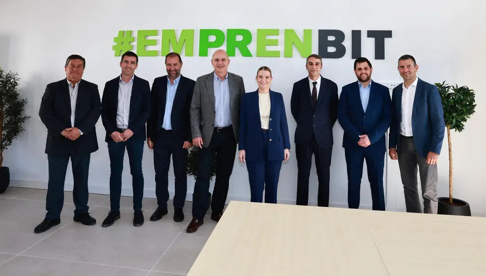 Marga Prohens junto al presidente del Consell d'Eivissa, Vicent Marí, y otras autoridades durante la inauguración Marga Prohens junto al presidente del Consell d'Eivissa, Vicent Marí, y otras autoridades durante la inauguración
