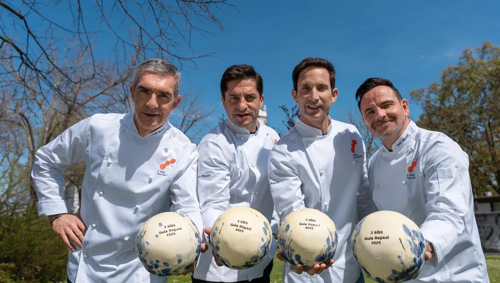 Los nuevos 3 Soles Guía Repsol Ricardo Costa, Hans Neuner, José Avillez y Benoît Sinthon. Los nuevos 3 Soles Guía Repsol Ricardo Costa, Hans Neuner, José Avillez y Benoît Sinthon.