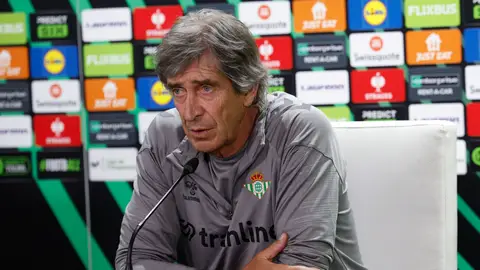 Manuel Pellegrini, en la sala de prensa del Estadio Benito Villamarín. Manuel Pellegrini, en la sala de prensa del Estadio Benito Villamarín.