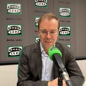Javier Sierra visita los estudios de Onda Cero Castellón. 