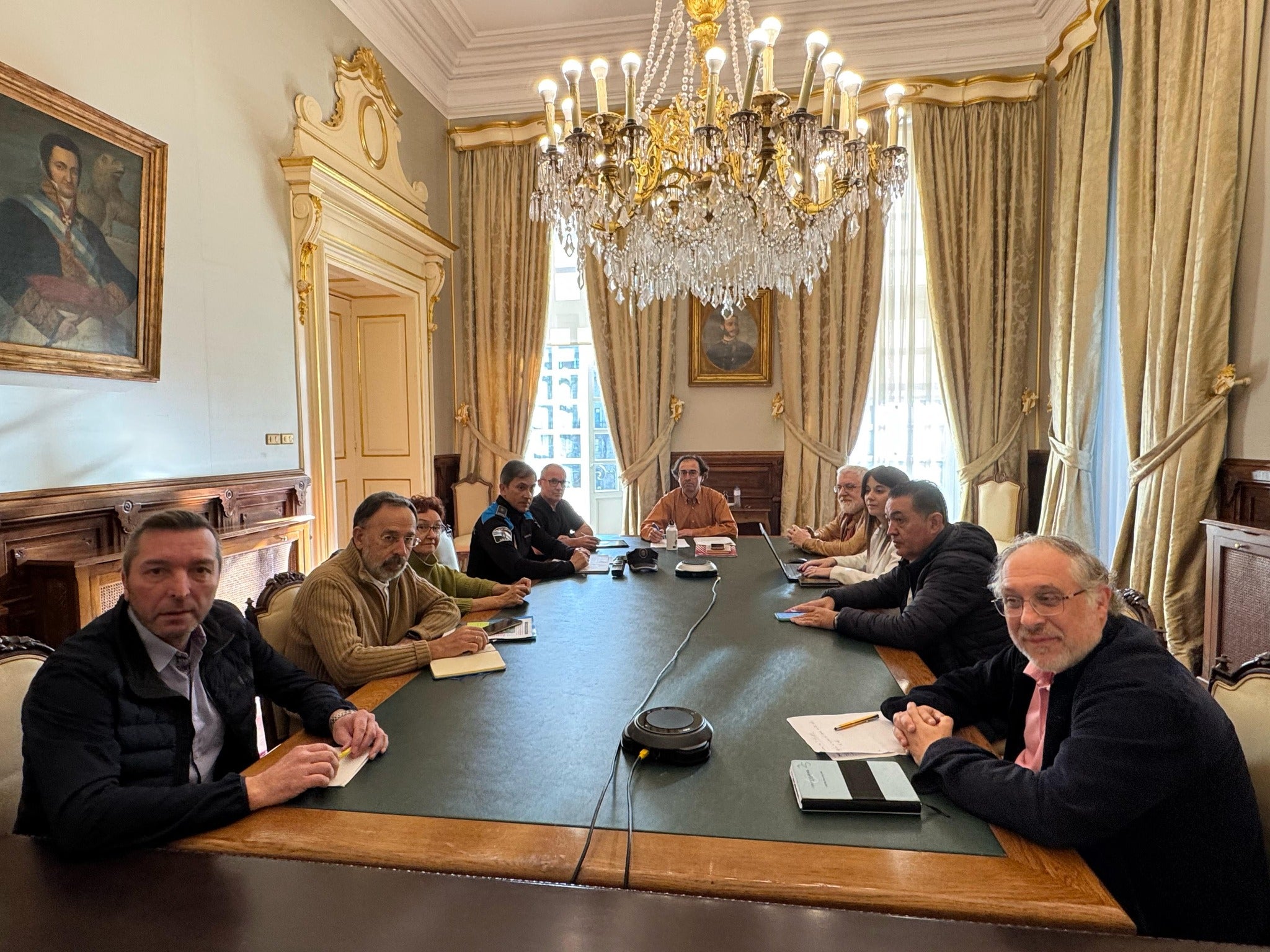 Dos informantes del Concello "enseñarán" a pie de calle a depositar las basuras para eliminar los 'puntos negros' de abandono de residuos Dos informantes del Concello "enseñarán" a pie de calle a depositar las basuras para eliminar los 'puntos negros' de abandono de residuos