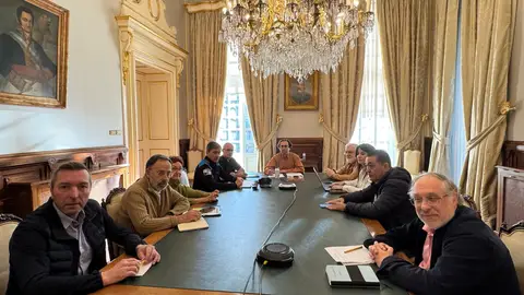 Dos informantes del Concello "enseñarán" a pie de calle a depositar las basuras para eliminar los 'puntos negros' de abandono de residuos Dos informantes del Concello "enseñarán" a pie de calle a depositar las basuras para eliminar los 'puntos negros' de abandono de residuos