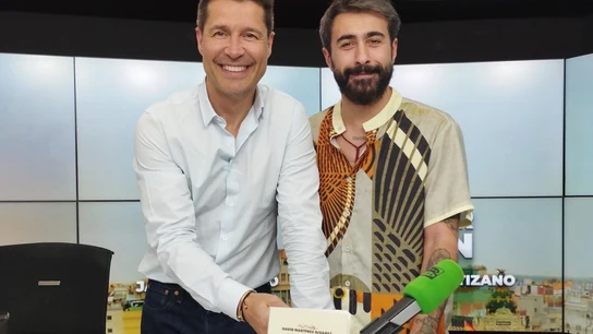Rayden: "Los padres somos las respuestas y los hijos las preguntas" El presentador de Por Fin, Jaime Cantizano, posa junto al escritor Rayden
